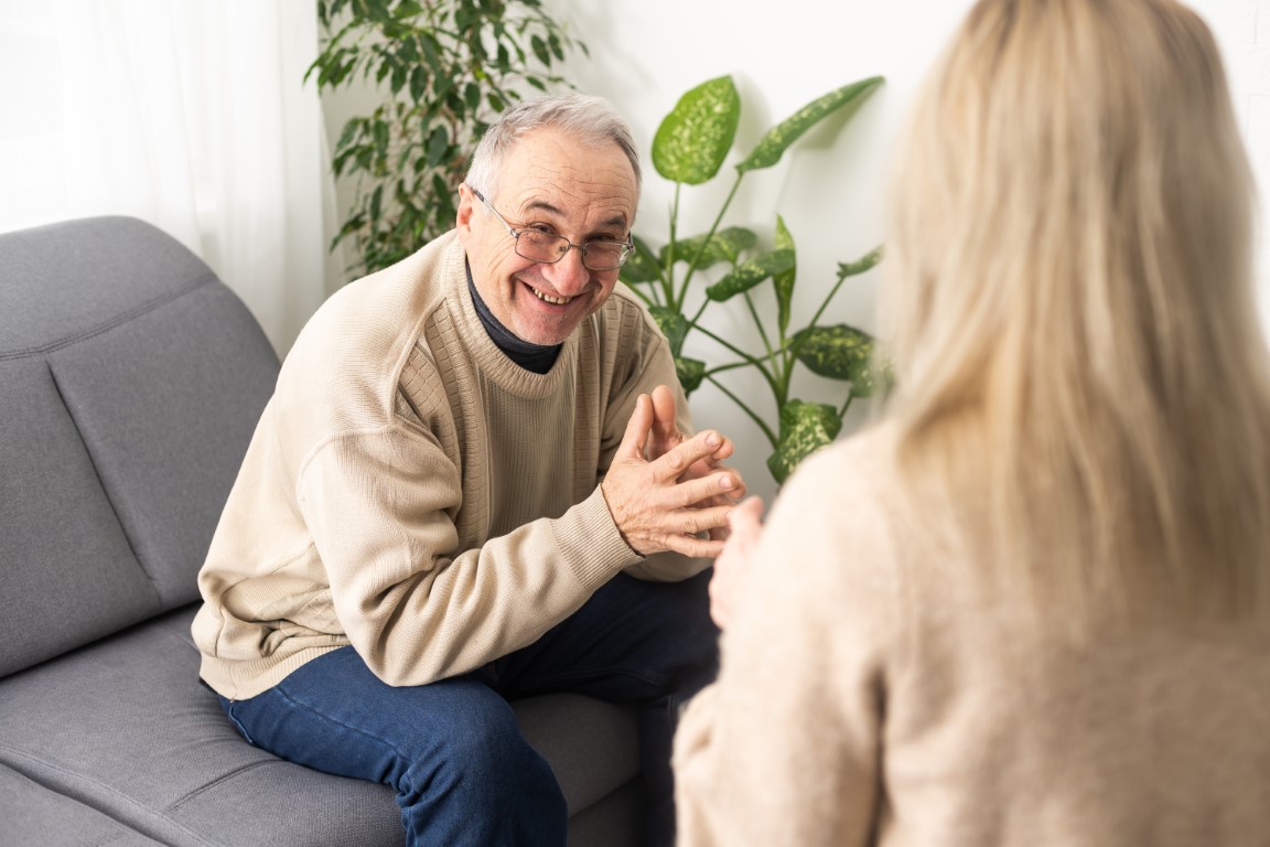 homme âgé souriant