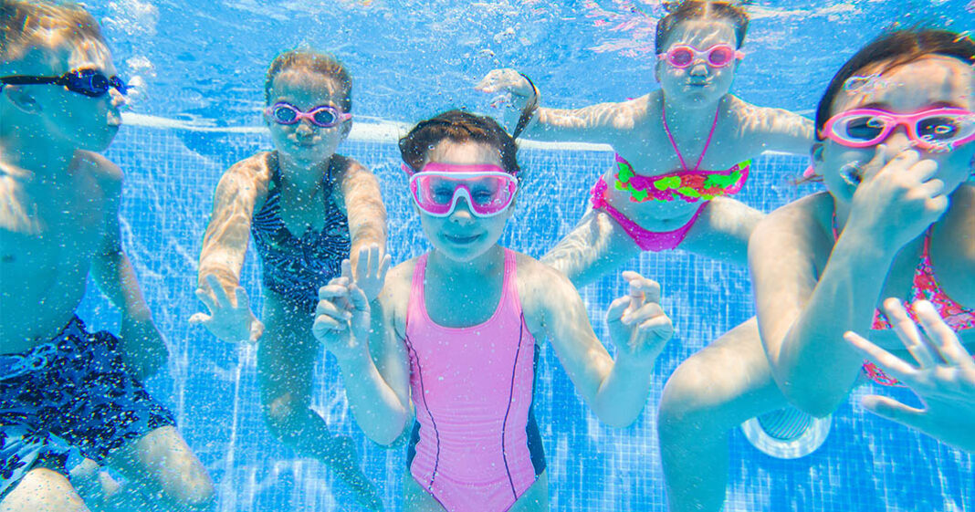 Pour repérer un enfant dans l'eau; il faut opter pour un maillot de bain très coloré