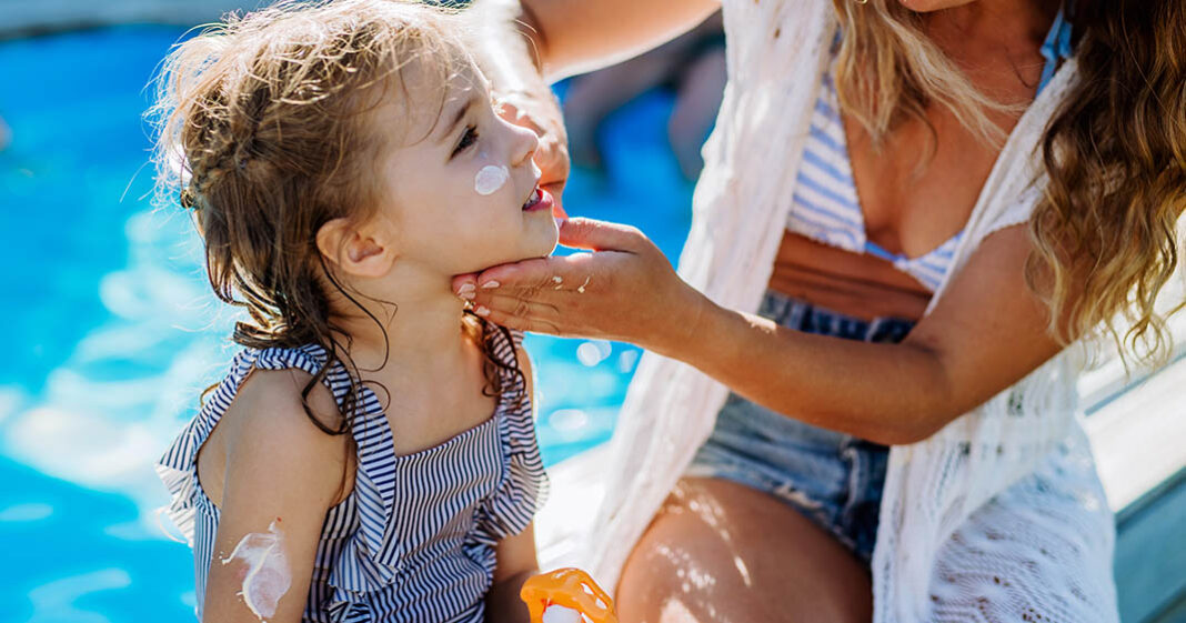 Protéger toute la peau découverte des enfants avec de la crème solaire