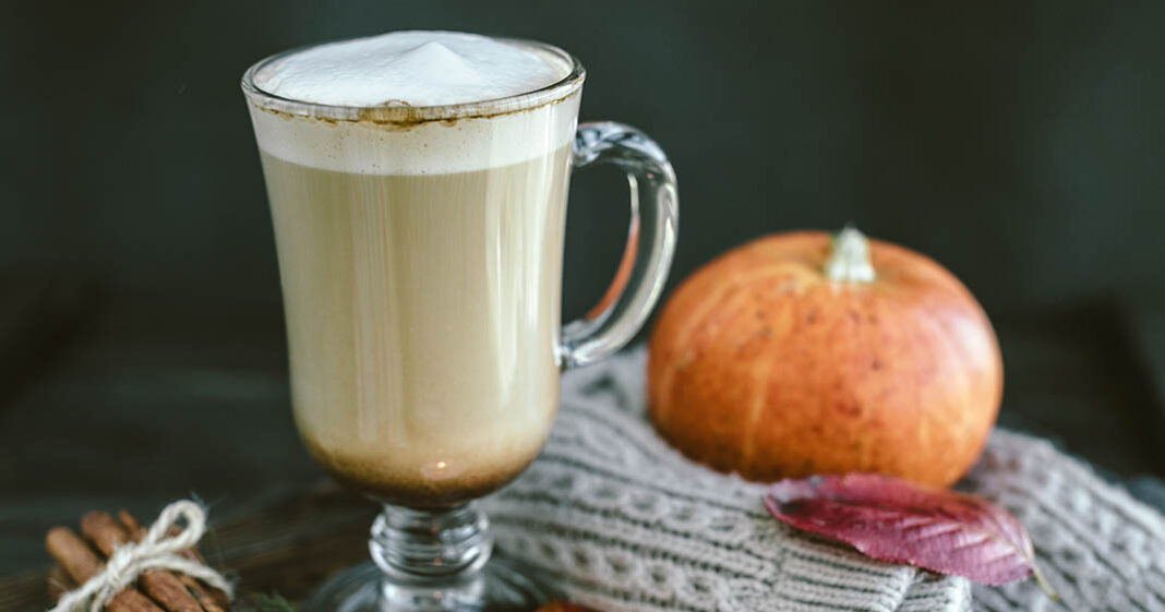 Siroter un pumpkin spice latte en automne