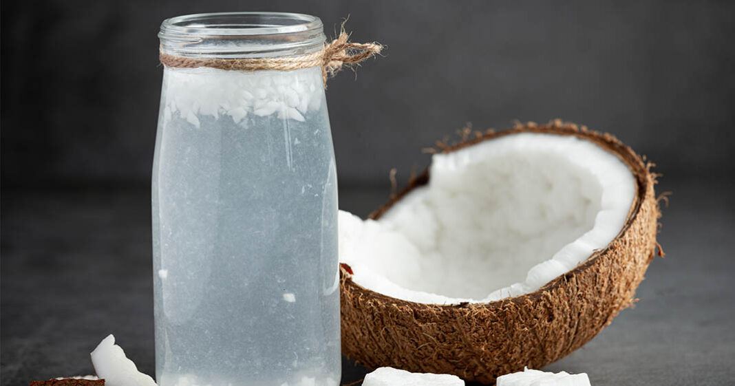 L'eau de coco est présentée comme une boisson miracle sur les réseaux